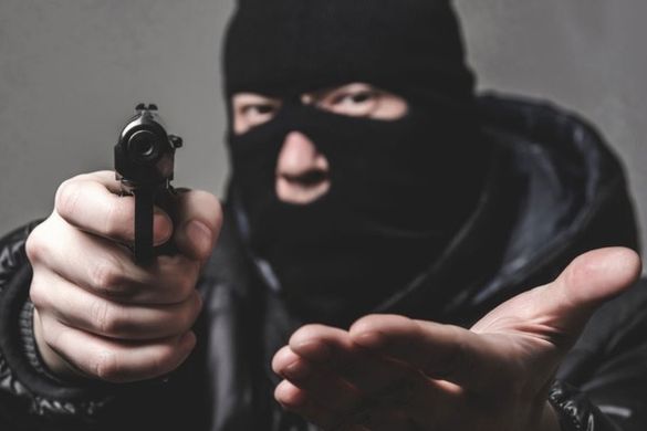 Обікрали, побили та погрожували пістолетом: на Черкащині чоловіки пограбували три крамниці