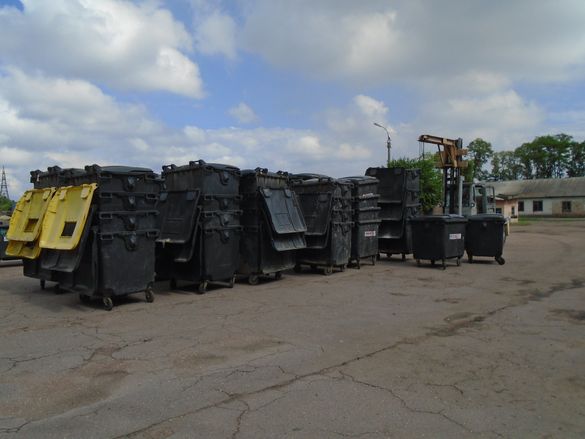 Біля черкаських багатоповерхівок побільшає сміттєвих контейнерів (ФОТО)