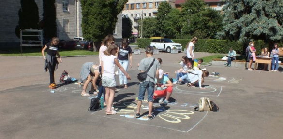 Черкаські школярі заявили про свої права крейдою на асфальті