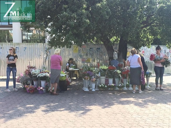 Біля драмтеатру в Черкасах все ще торгують квітами (ФОТО)