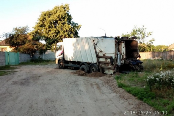 В одному з районів Черкас застряг сміттєвоз (ФОТО)