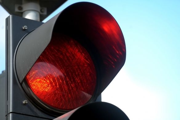 Проскочив на червоний: у Черкасах водій ледь не врізався в патрульну машину (фОТО)