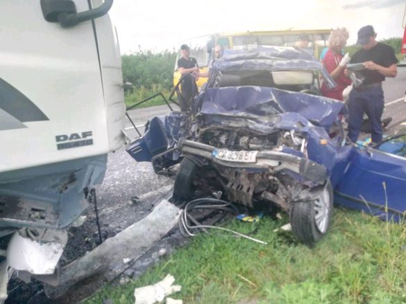 Зім'яті машини: біля Софіївки сталася смертельна ДТП за участі вантажівки (ФОТО)