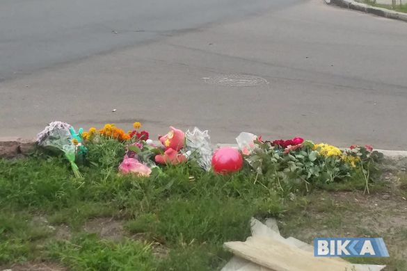 Квіти та іграшки: черкащани висловлюють співчуття рідним загиблих в аварії