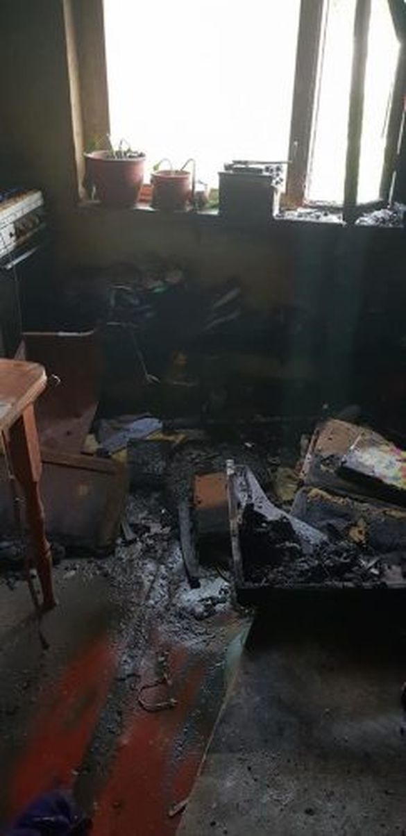 Вогонь знищив вікна та домашні речі: у черкаській багатоповерхівці горіла квартира (ФОТО)