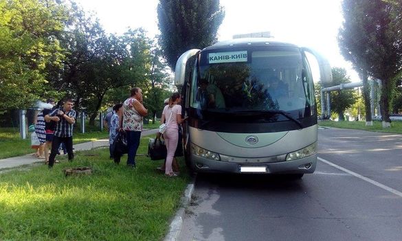 Спочатку сталася пожежа, а потім відвалилося колесо: на Черкащині горів автобус