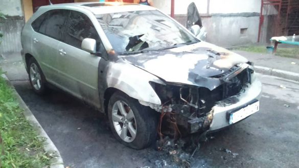 Невідомі підпалили люксову автівку в Черкасах (ФОТО)