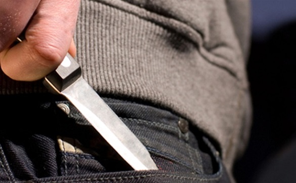 У Черкасах хуліган, діставши ножа, накинувся з погрозами на поліцейського