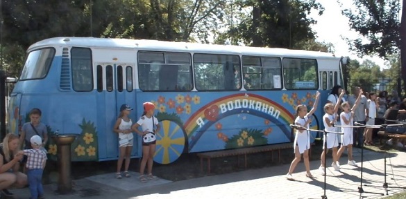 У черкаському сквері з'явився креативний автобус (ВІДЕО)