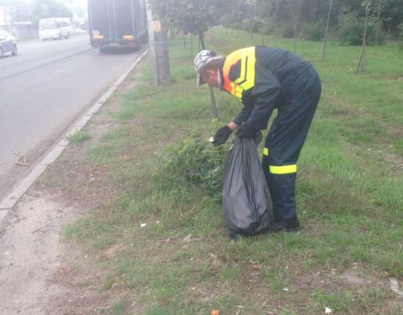 Черкаські комунальники прибрали від сміття узбіччя міських доріг