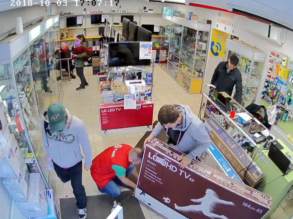 Камера спостереження черкаського магазину зафіксувала злодія, який викрав гаманець (ВІДЕО)