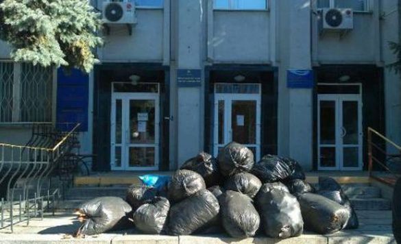 Біля черкаського суду комунальники залишили купу сміття (ВІДЕО)