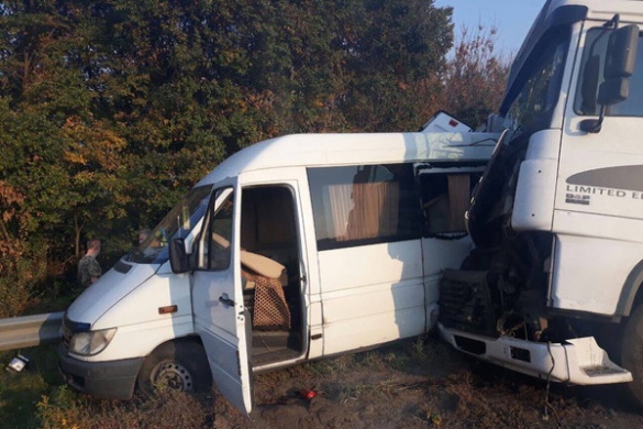 Стали відомі подробиці ДТП на Черкащині, у якій вантажівка протаранила автобус зі школярами