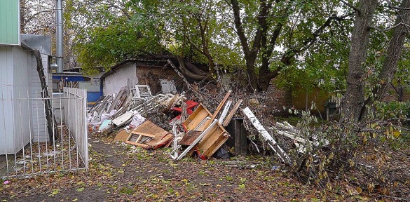 У дворі в середмісті Черкас утворилося сміттєзвалище (ФОТО)