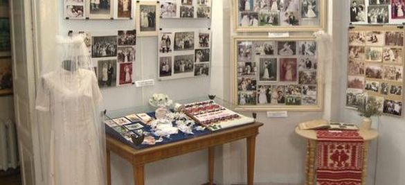 Столітні весільні фото та вбрання: у музеї на Черкащині з'явилася нова експозиція (ВІДЕО)