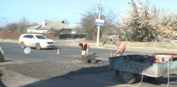 Дорожники розпочали ремонтувати одну з вулиць у Смілі (ВІДЕО)