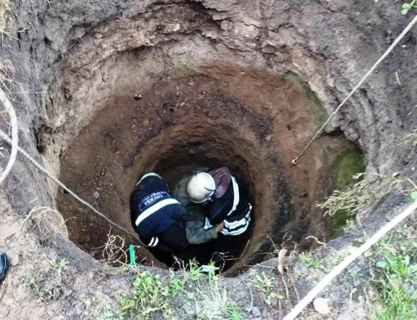 На Черкащині врятували пенсіонерку, яка впала до каналізаційної ями (ФОТО)