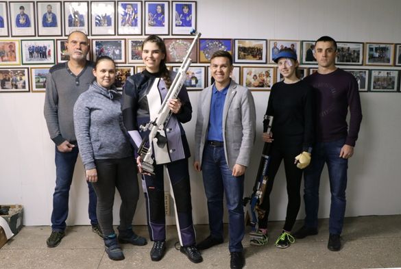 Черкаській спортсменці подарували новий стрілецький костюм (ФОТО)