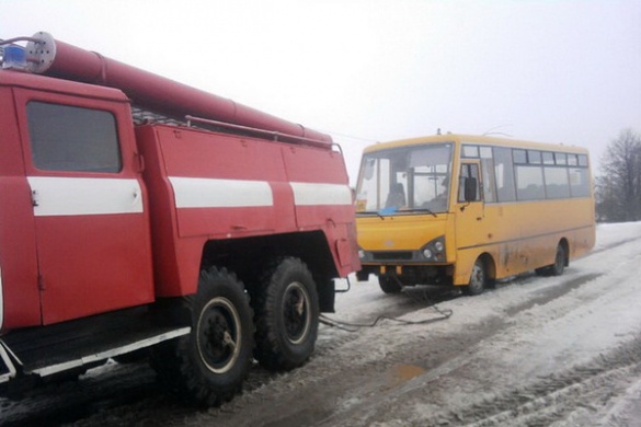 Автобус із пасажирами застряг через снігопад на Черкащині (ВІДЕО)