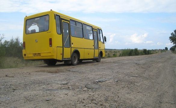 Через зруйновану дорогу село на Черкащині - в транспортній 