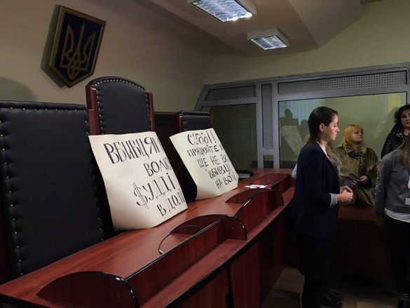 Прийшли до суду: підозрюваних у справі вбивства Сергієнка вимагають залишити під вартою (фотофакт)