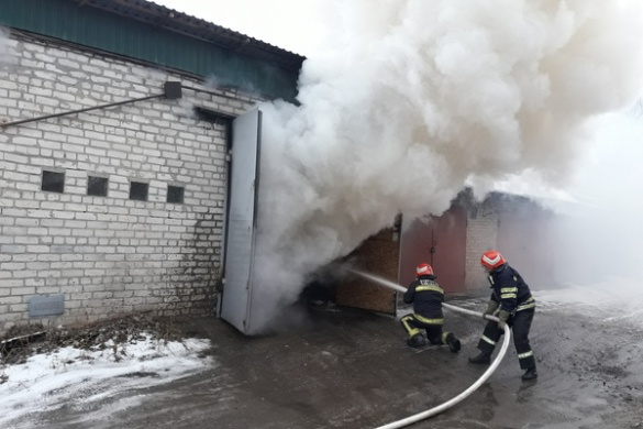 На Черкащині повністю згорів гараж разом із автівкою (ВІДЕО)