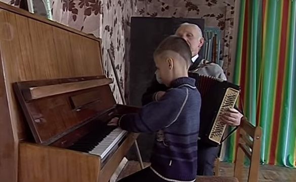 Маленький черкасець з інвалідністю грає на інструментах без знання нот (ВІДЕО)
