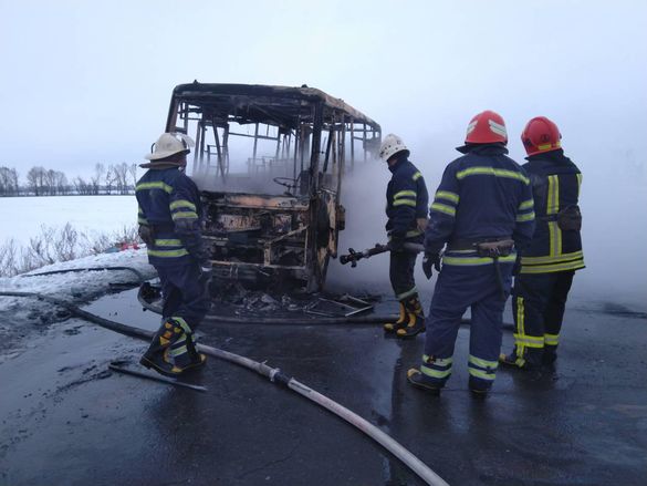 Пасажирський автобус цілком згорів під час руху на Черкащині (ВІДЕО)