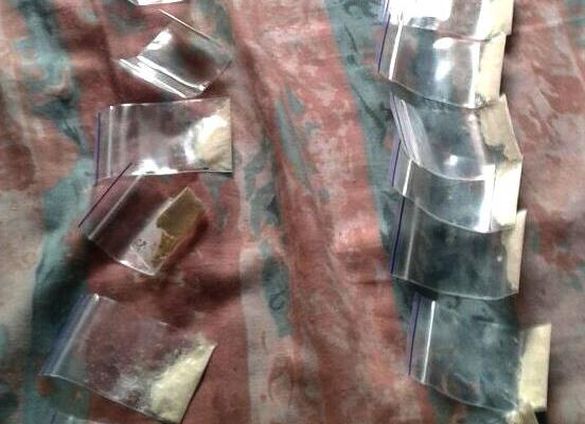 Поліцейські знайшли в будинку черкасця пакетики з наркотиками