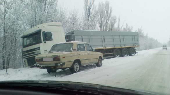 Через негоду вантажівка злетіла на узбіччя в Черкаській області (ФОТО)