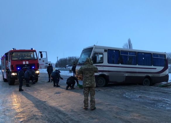 На Черкащині міжміський автобус із пасажирами з'їхав із дороги