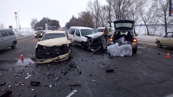 На Смілянському шосе в Черкасах сталася масштабна аварія (ФОТО)