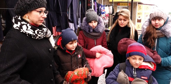 На Черкащині школярі рятують від холоду бездомних собак (ВІДЕО)