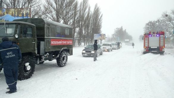 Черкащину накрила снігова пастка: понад десяток сіл без світла, на дорогах - постійні затори