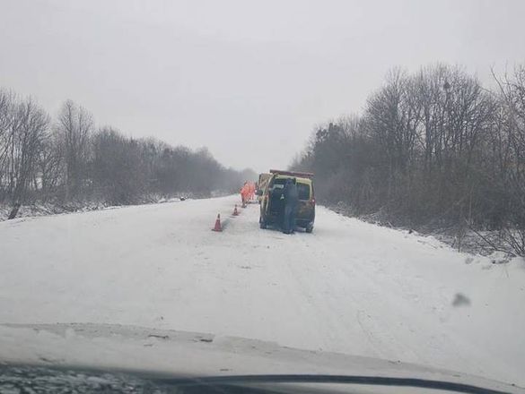 Дорожники нанесли розмітку на засипану снігом дорогу поблизу Умані