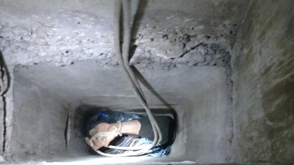 Застряг між стінами: у Черкасах надзвичайники визволяли чоловіка з шахти багатоповерхівки (ФОТО)