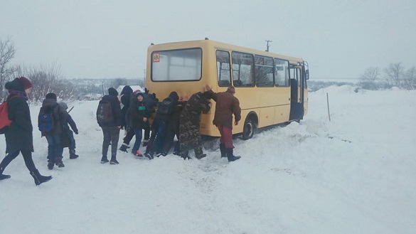 Аби дістатися школи, учні на Черкащині штовхають автобус (ФОТО)
