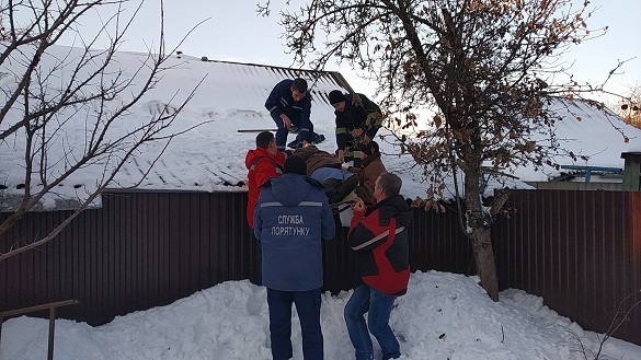 На Черкащині рятували жінку, яка послизнулася на даху дому та зламала ногу (ВІДЕО)