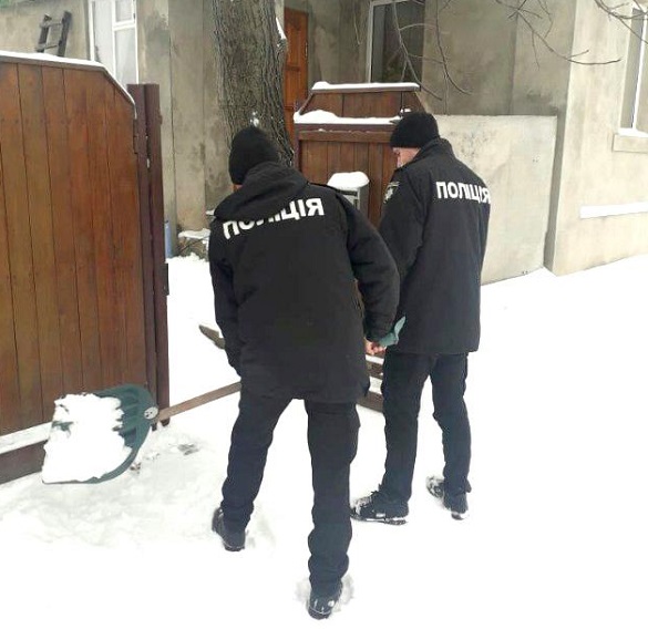 На Черкащині поліцейські допомагають пенсіонерам розчищати сніг (ФОТО)