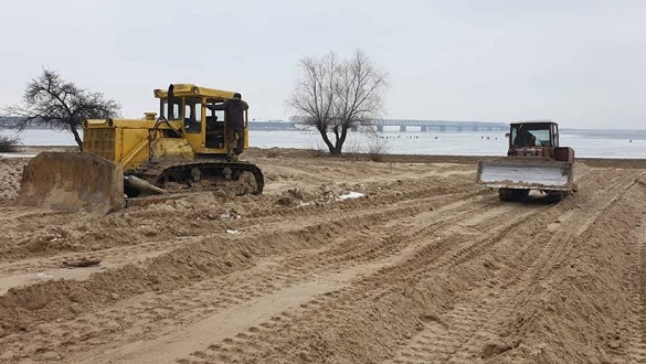 У Черкасах стане на один зручний пляж більше: територію вже розчищають (ФОТО)