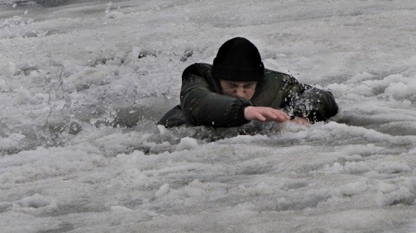 У Черкасах  рятували горе-рибалку, який провалився під лід