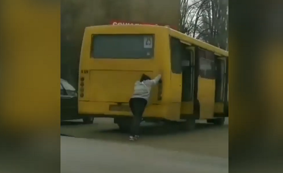 Мережу підкорює відео з жінкою, яка штовхає маршрутку в Черкасах (ВІДЕО)