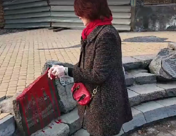 Жінка облила фарбою пам'ятник у самому центрі Черкас (ВІДЕО)