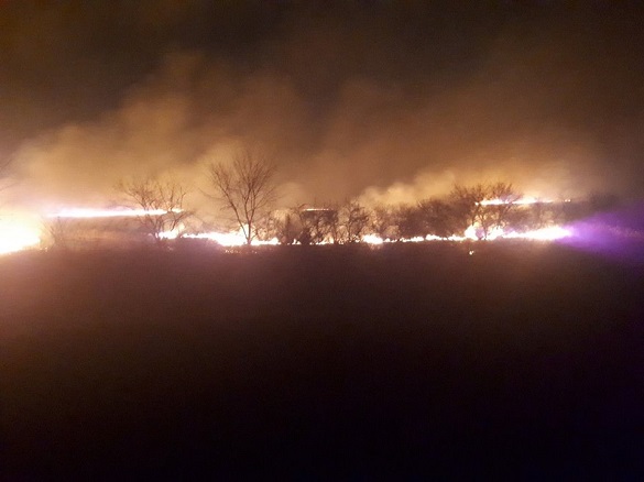 На Черкащині через спалювання трави ледь не згоріло село (ФОТО)