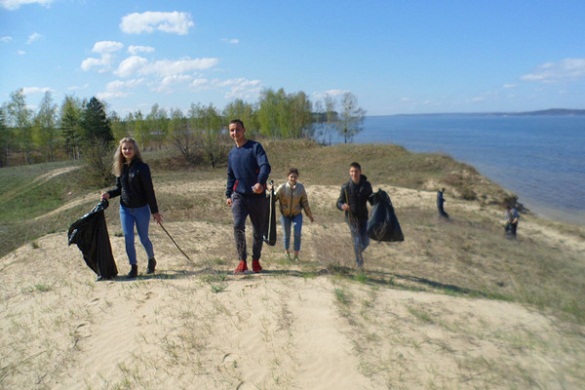 Юні черкащани розчистили від сміття три кілометри узбережжя Дніпра (ФОТО)