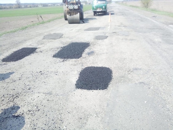 У Черкаській області триває ямковий ремонт доріг