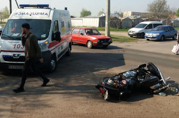 Некерований мотоцикл влетів у трьох черкащан: є потерпілі (ФОТО)
