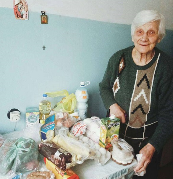 Не вірить своєму щастю: у Черкасах небайдужі підсобили самотній бабусі (ФОТО)