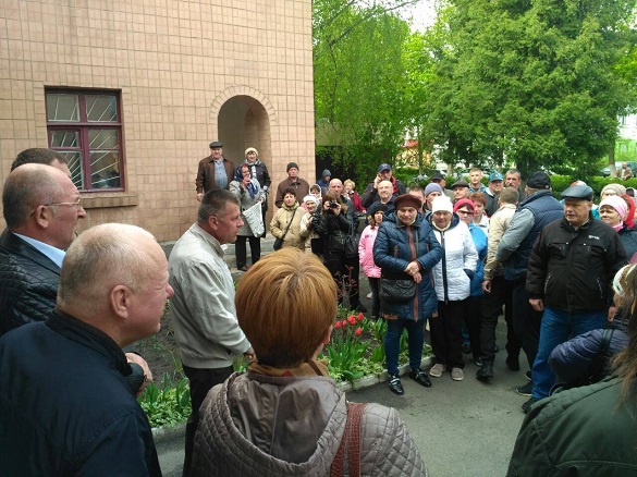 У Ватутіному закривають частину відділень лікарні: люди протестують (ФОТО)