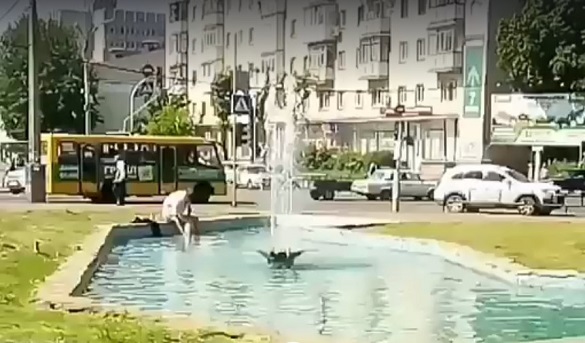 У середмісті Черкас чоловік вирішив помити ноги в фонтані (ВІДЕО)